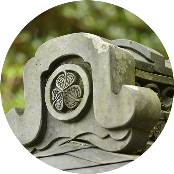 門に見られる葵の御紋