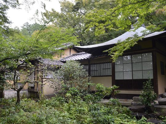 長闇堂（手前）と龍松庵（奥）
