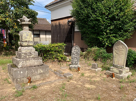 今も大切に守られる尼辻中町の光秀尼墓(中央)